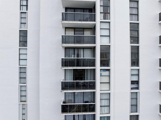 Building Photo - 3675 N Country Club Dr