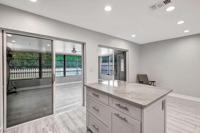 Building Photo - 5846 Mirror Lakes Blvd