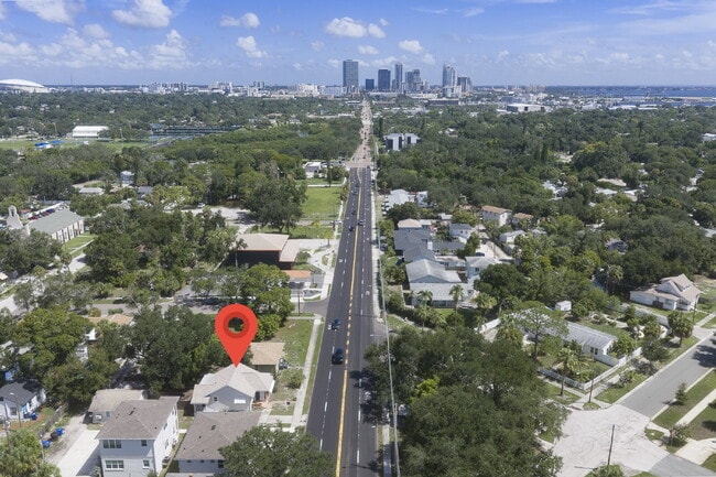 Building Photo - FLEXIBLE LEASE OPTIONS. CHARMING RENOVATED TWO BEDROOM TWO BATHROOM BUNGALOW JUST MINUTES TO DOWN...