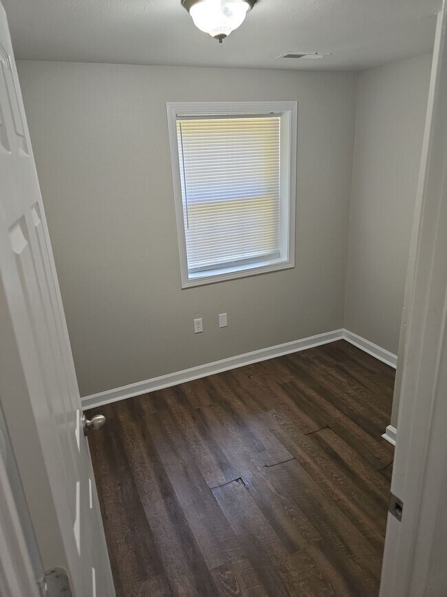 Building Photo - Less than mile from South Carolina State U...