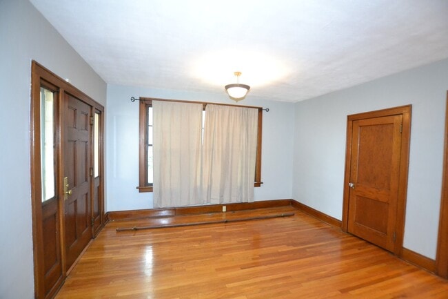 Building Photo - Beautiful woodwork in this incredible Clin...