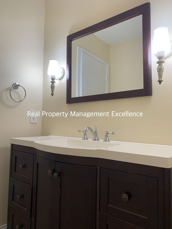 Building Photo - Renovated Raleigh Ranch, Convenient To 440...