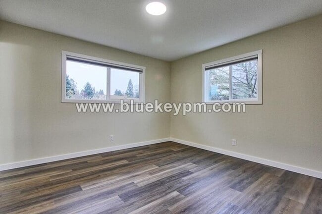 Building Photo - 5 Bed, 3 Bath Home in Orchards with Primary Bedroom on Main