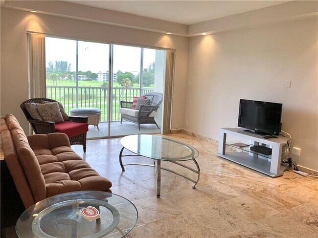 Building Photo - 2950 N Palm Aire Dr