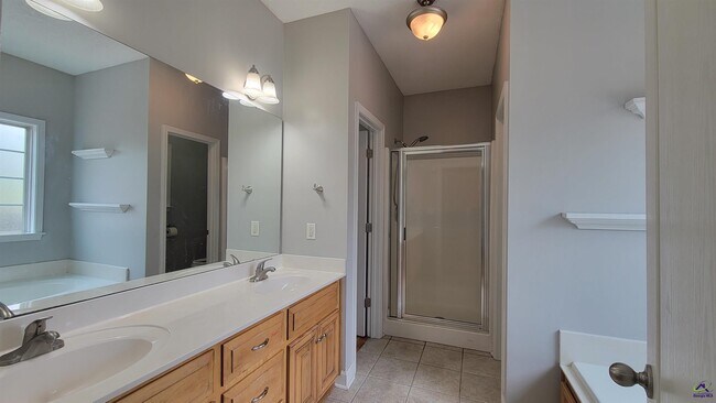 Building Photo - 203 Duke Ln