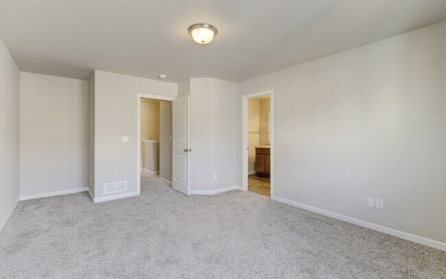 Building Photo - Newer Townhome | Mins to Base | Pool + Gym...