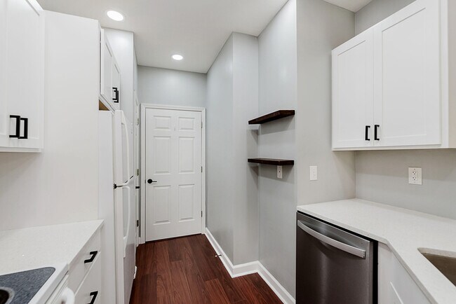 Building Photo - Wonderful 2 bedroom 2 bath Condo End Unit ...