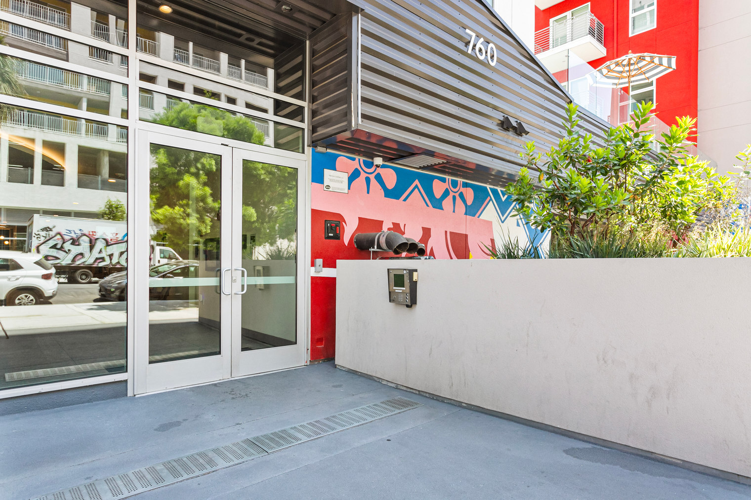 Building Photo - 760 S Serrano Ave