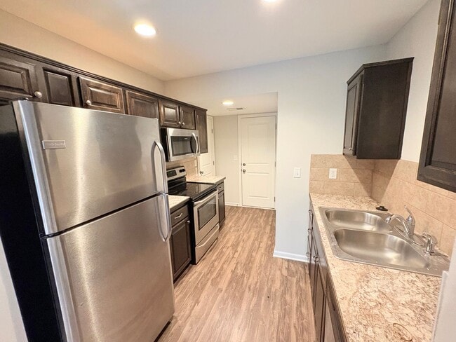 Building Photo - ***MOVE IN SPECIAL*** 3 Bedroom | 2.5 Bath...