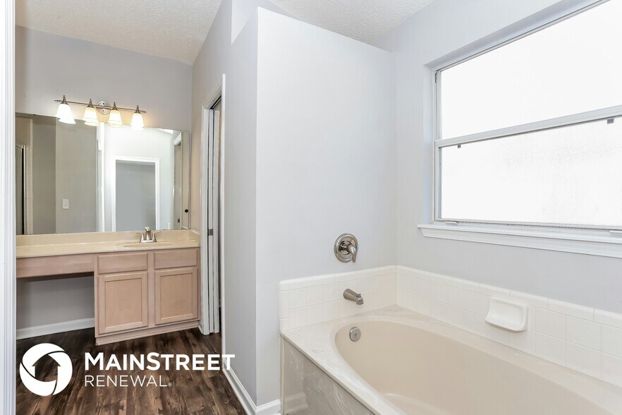 Building Photo - 3757 Woodbriar Dr