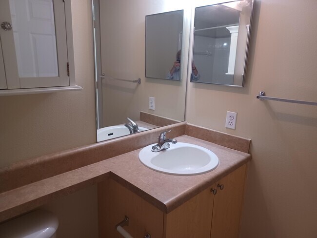 Building Photo - 818 Villa Cir
