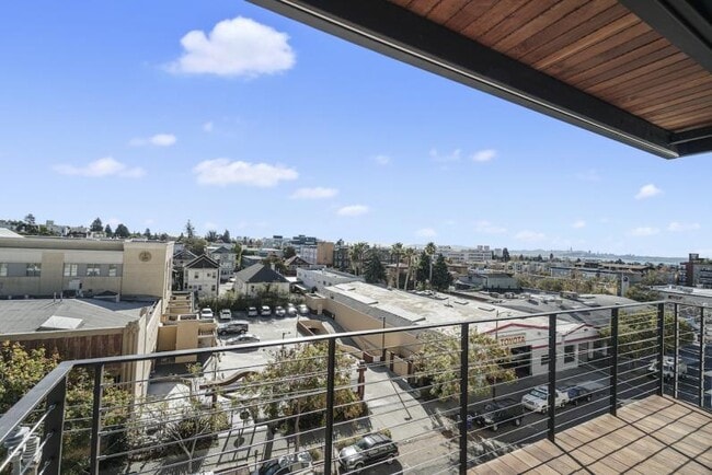 Building Photo - New Contemporary Sunny Apartment With Views
