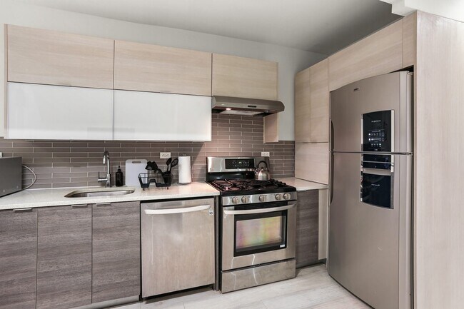 Building Photo - ROOM ONLY in 5-bed/2.5-bath Home