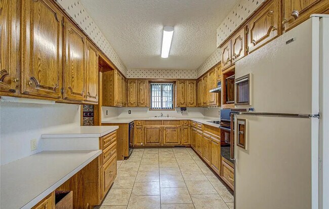 Building Photo - 610 N 6th Ave