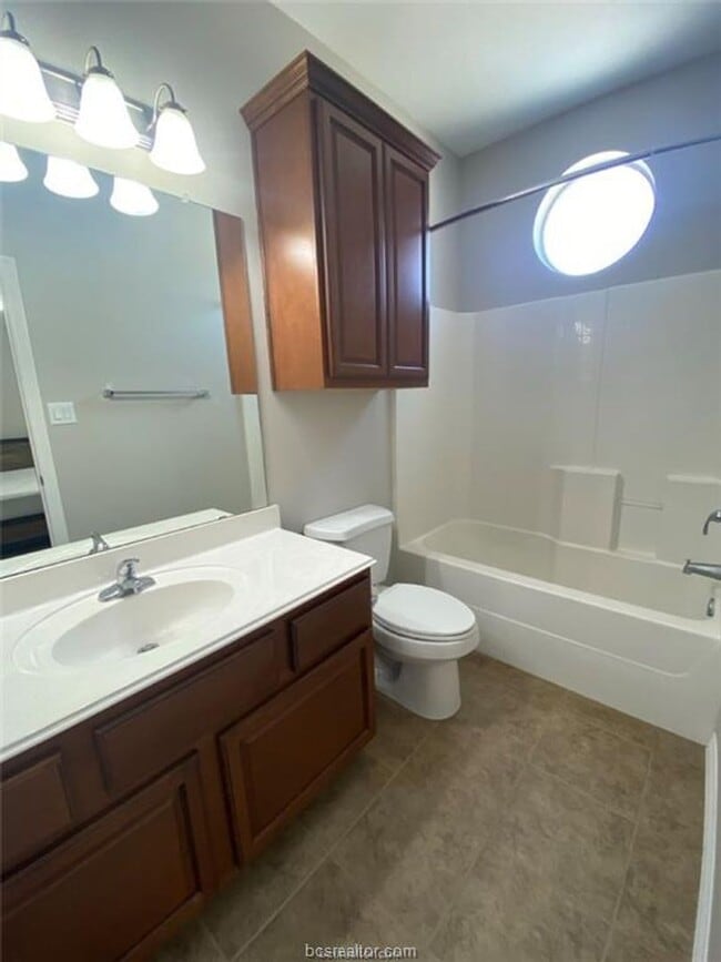 Building Photo - 4 Bedroom Lakeridge - Available May 2025!