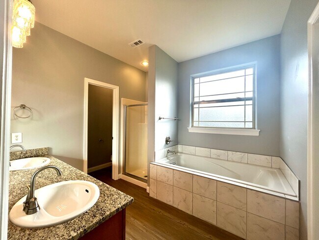 Building Photo - 3 bedroom 2 bath modern style home minutes from Centerton Main!!