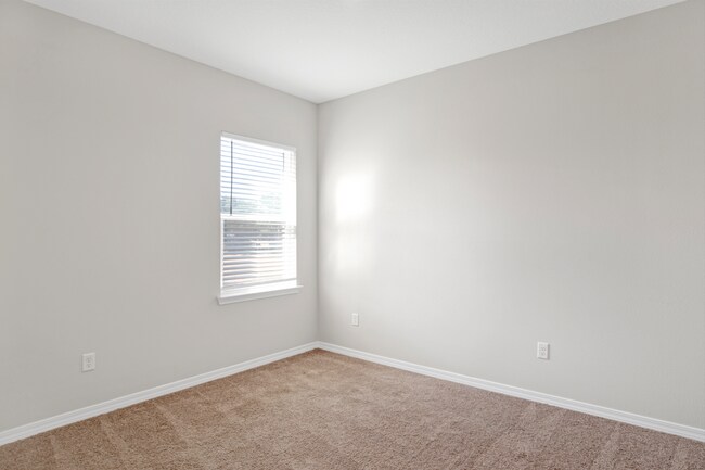 Building Photo - Spacious 4 bed cul-de-sac home in Bellview