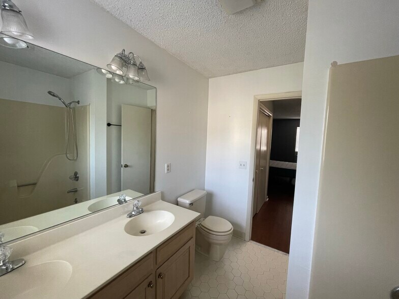 Building Photo - 2425 Cypress Ct