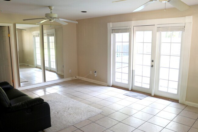Building Photo - 410 Inglewood Dr