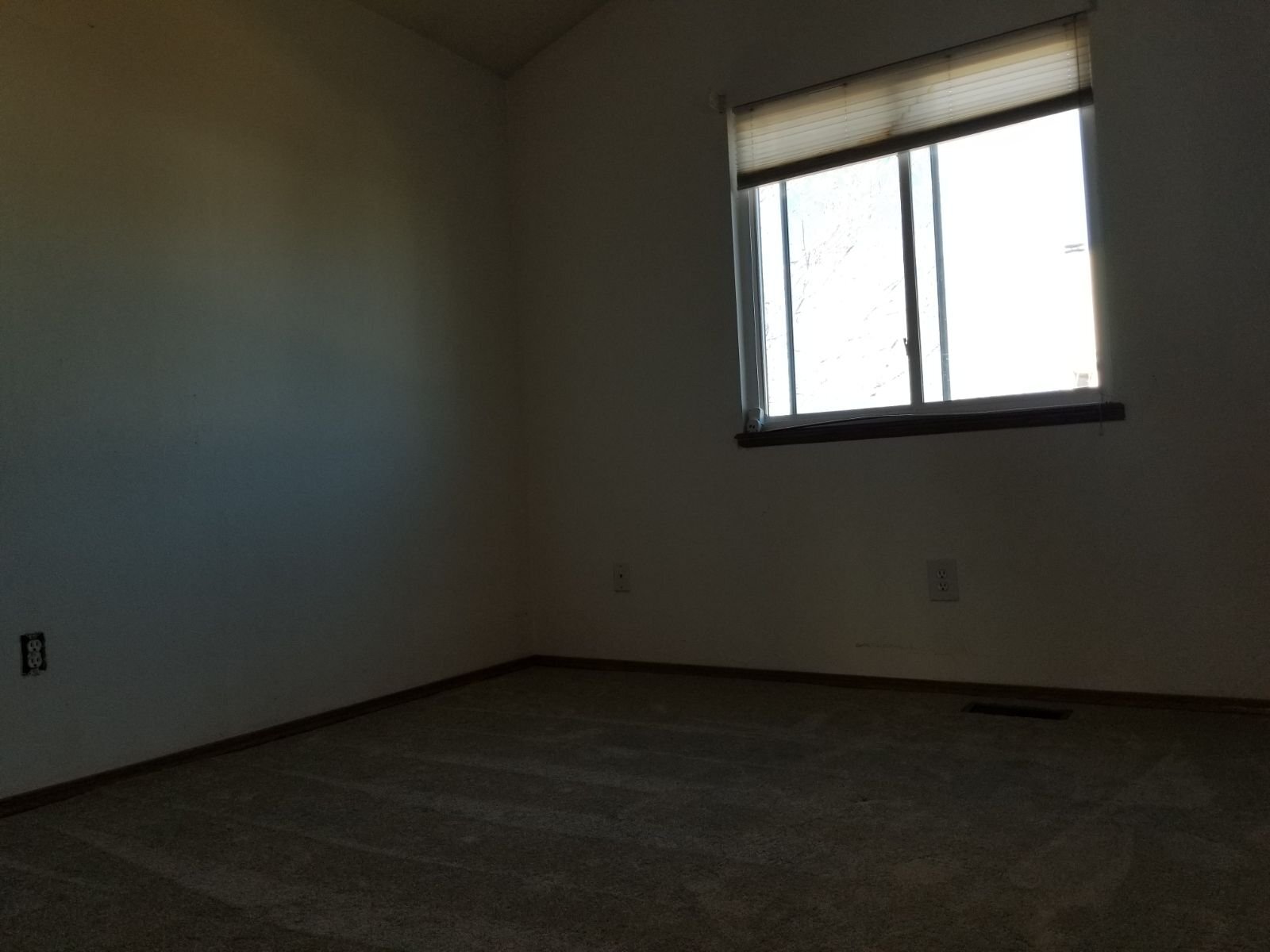 Building Photo - 1376 Coolcrest Dr
