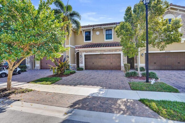 Building Photo - Gorgeous Townhome in Parkland