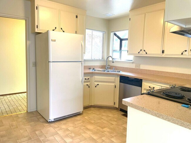 Building Photo - Golf course 3/2 home in Lake Wildwood, Pen...