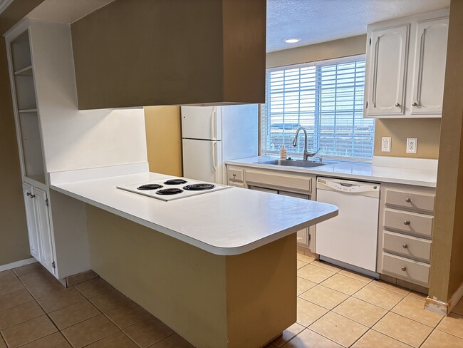 Building Photo - 3154 Country Club Dr