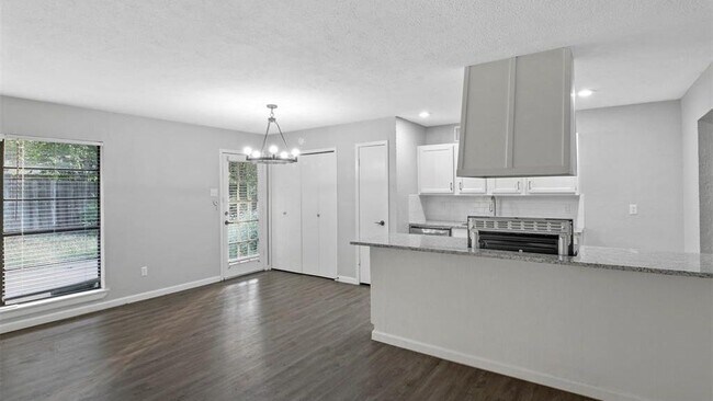 Building Photo - 519 Windsor Dr