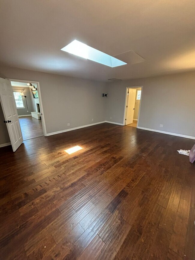 Building Photo - 4 Bedroom Single Family Home Close to Univ...