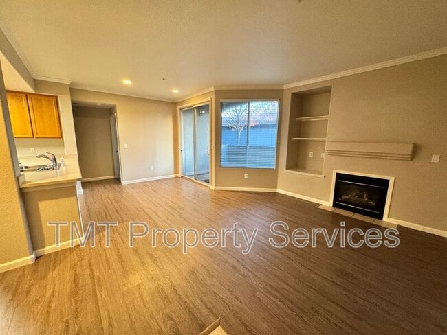 Building Photo - 5201 Laguna Oaks Dr