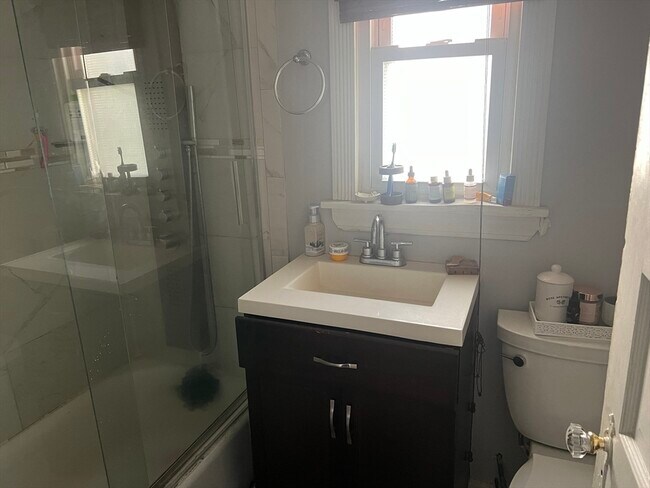 Building Photo - 760 Columbia Rd