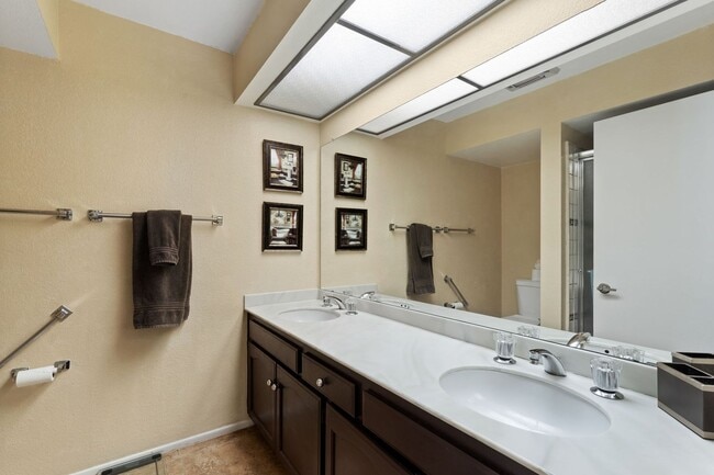 Building Photo - This beautifully appointed 3-bedroom, 2-bathroom condo seasonal rental Located in Leisure World A...