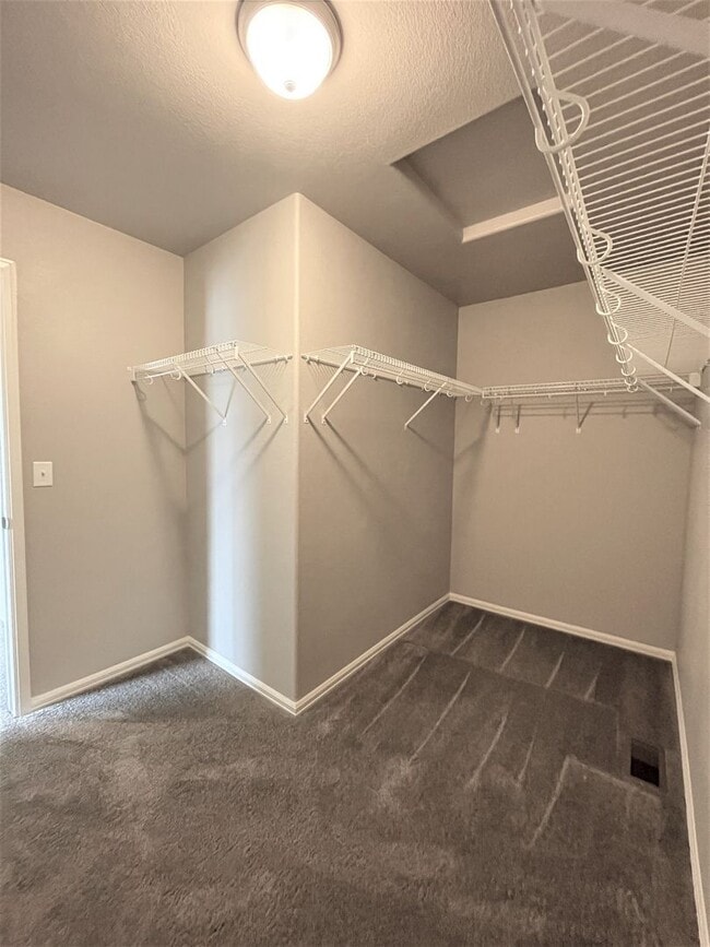 Building Photo - 3 bed 3 bath townhome in gated community w...