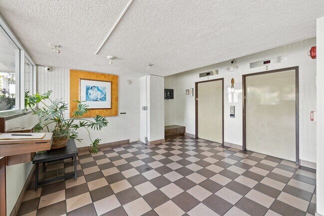 Building Photo - 2421 Tusitala St