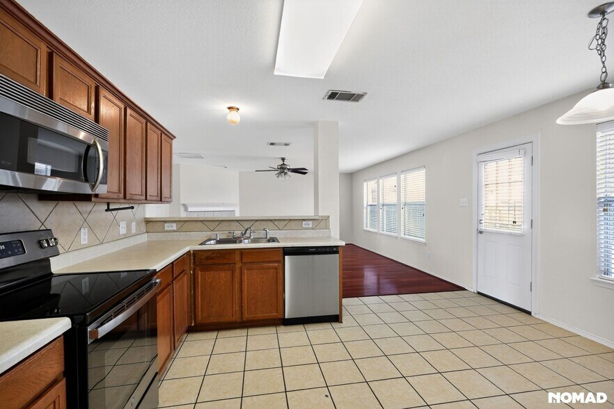 Building Photo - 1725 Bluebird Dr