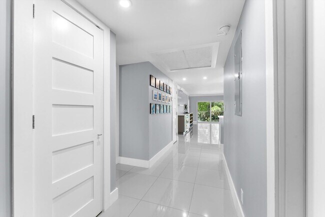 Building Photo - 3200 N Palm Aire Dr