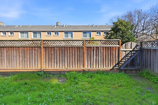 Building Photo - 712 Daniels Ave