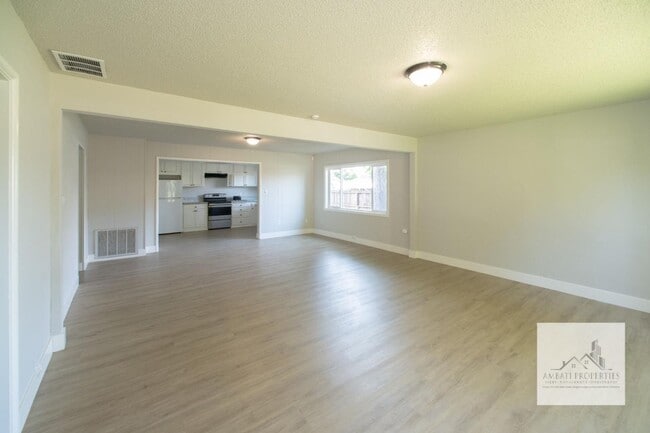 Building Photo - 1136 E Griffith Way