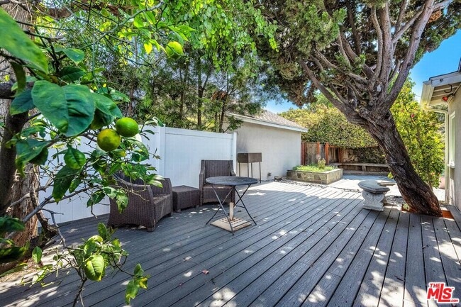 Building Photo - 11118 Franklin Ave