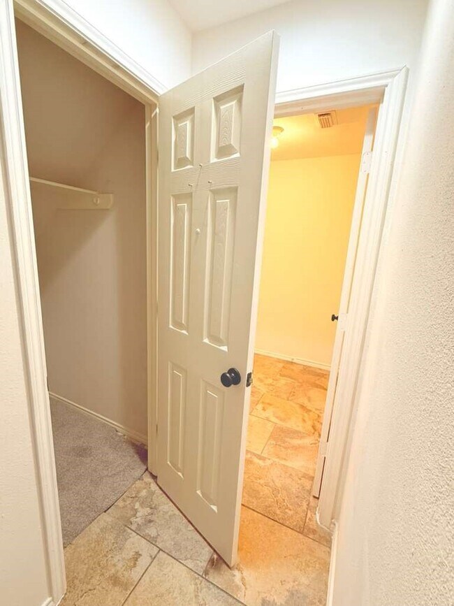 Building Photo - 1011 Backland Ct