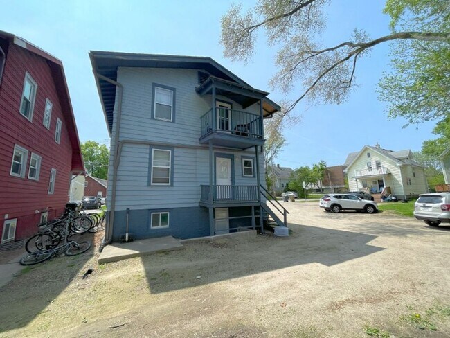 Building Photo - 1320 St James Ct