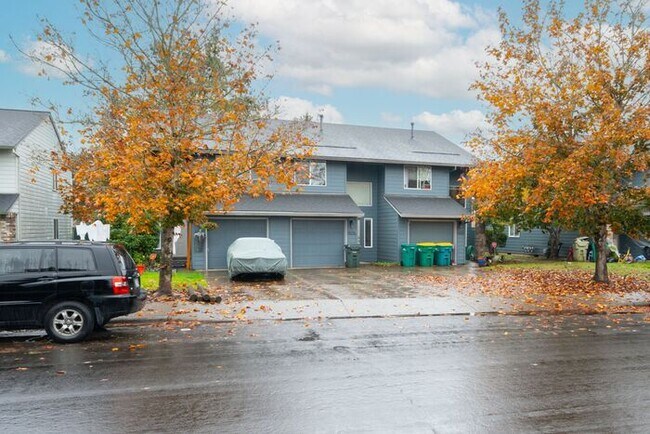 Building Photo - 3 bedroom townhouse with Garage!! Wont last! Call Now!!