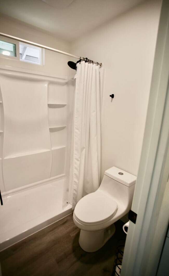 Building Photo - 3br, 2ba in a Great Family Neighborhood Av...