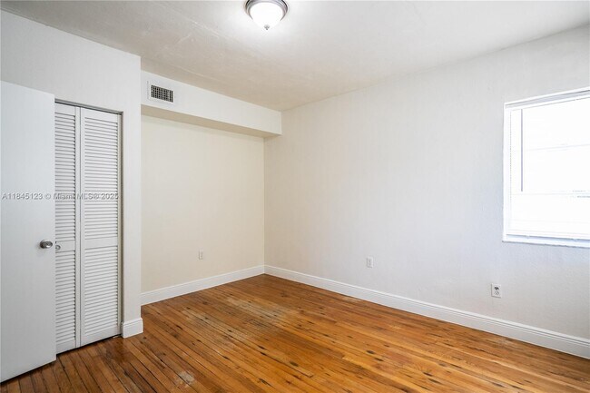 Building Photo - 1007 Bay Dr