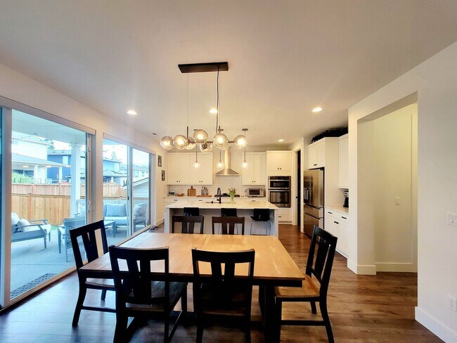 Building Photo - Spacious, Modern and Immaculate 4 bedroom, Convenient Location in Poulsbo