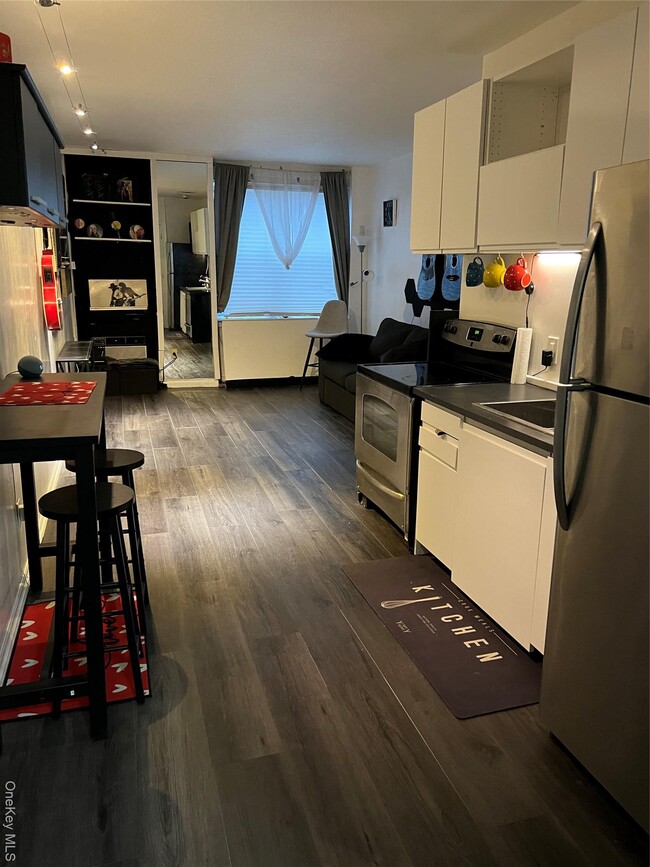 Building Photo - 855 E Broadway