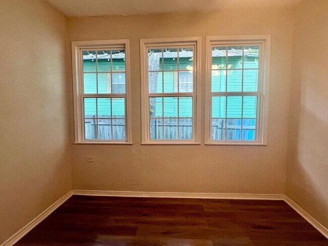 Building Photo - 106 Regina St