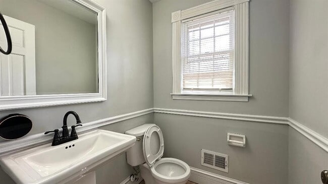 Building Photo - 1626 Isham Dr