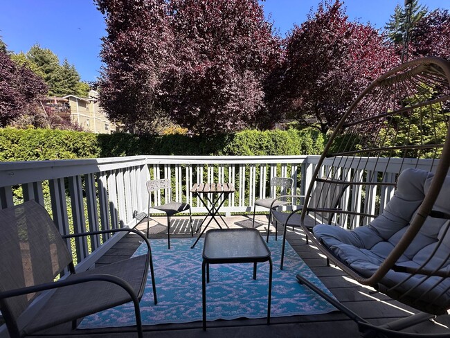 Building Photo - Quiet Kirkland Condo near Downtown Availab...