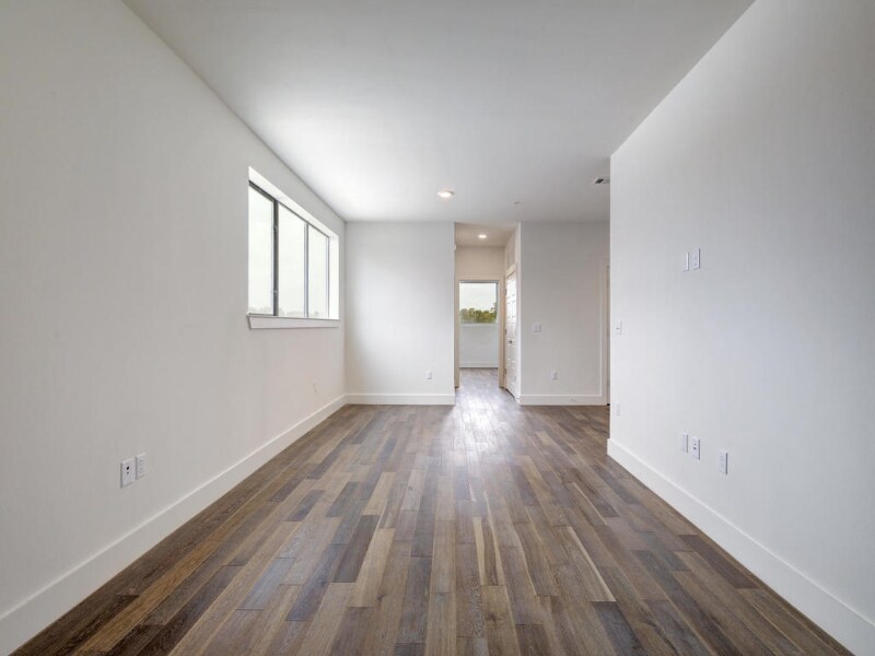 Building Photo - 1615 E 7th St